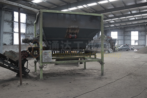 新疆年產(chǎn)十萬(wàn)噸有機(jī)無(wú)機(jī)復(fù)混肥生產(chǎn)線(xiàn)裝車(chē)發(fā)貨